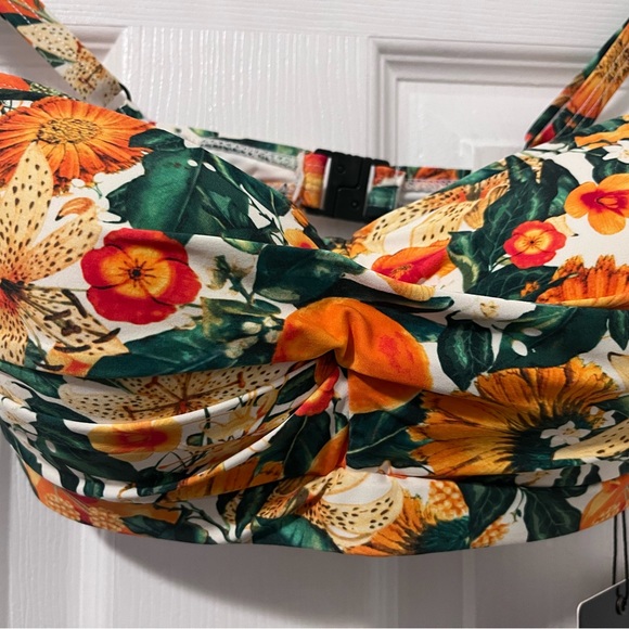 Nip Tuck Swim suit top. New with tags. Size 6 - Picture 2 of 2